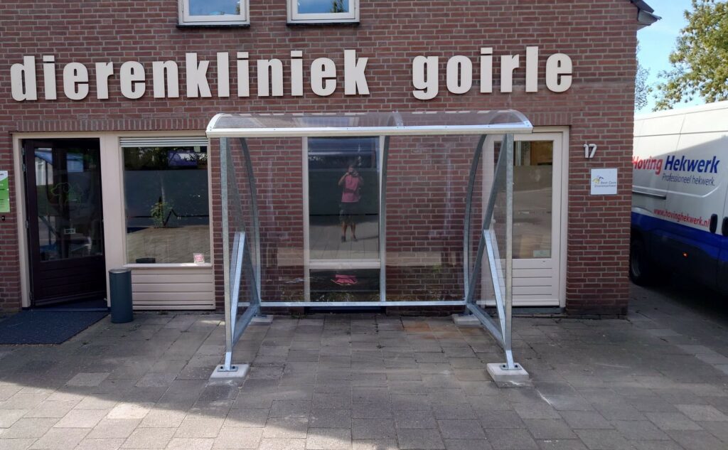 Rookoverkapping plaatsen? De complete kennisgids voor bedrijven en organisaties 5 Rookoverkapping bij dierenkliniek Goirle