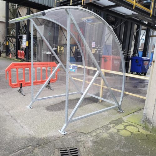 Rookoverkapping BF600 26 Ook deze staat in Waspik, rookabri model BF600, ideaal als u maar een paar rokers heeft. Volledig gemonteerd geleverd en naast de afgebeelde 1.5m uitvoering, ook in een 2m uitvoering leverbaar.