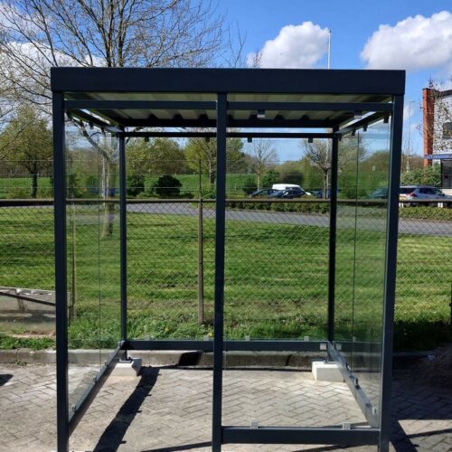 Rookoverkapping Myla Standaard 81 Ideaal voor bedrijven, scholen, zorginstellingen of parkeerlocaties die hun rookbeleid netjes en veilig willen vormgeven.