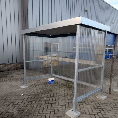 Rookhok - rookabri Perdok 40 De Rookabri Perdok is een duurzaam en onderhoudsarm rookhok, perfect voor bedrijven die hun rokers een beschutte en nette plek willen bieden.