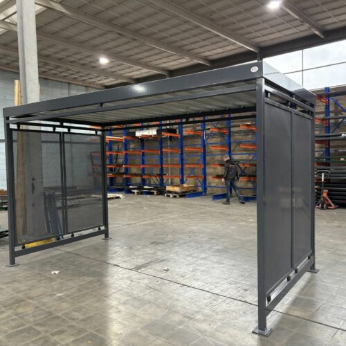 Rookoverkapping model Hagen 26 In de fabriekshal, de productie van een rookabri Hagen 4x2m zonder achterwand. Degelijk Nederlands fabricaat.