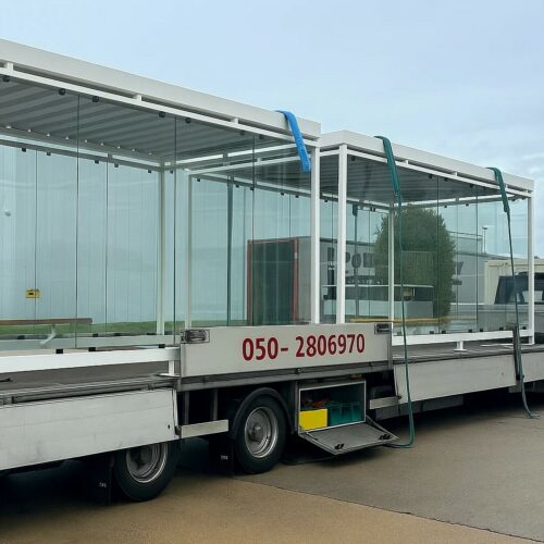 Rookoverkapping Myla 244 De wanden van de rookoverkapping bestaan standaard uit 8 mm ESG veiligheidsglas, maar zijn optioneel verkrijgbaar in trapeziumplaat, geperforeerde staalplaat, golfplaat of melkglas.