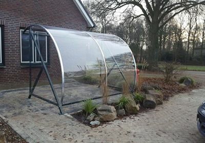 Rookoverkapping BF1000, lengte 3 meter in bedrijfstuin. Staal en polycarbonaat.