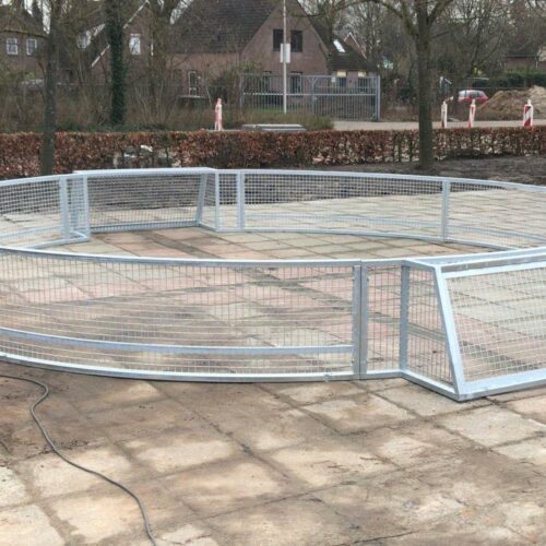 Pannakooi Match 122 Volbad verzinkt na het lassen. Diameter 6 meter doelen 1.5 x 0,75 meter. Wedstrijdformaat pannaveld - pannakooi.