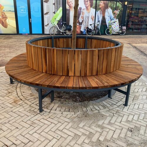 Ronde boombank met rugleuning in openbare ruimte