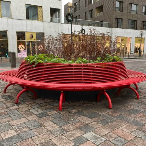 Parkbank Rest gebogen 73 Ook als ronde boombank een lust voor het oog. Hier uitgevoerd in een fraaie rode ral kleur. Deze staat in Reykjavik :-)