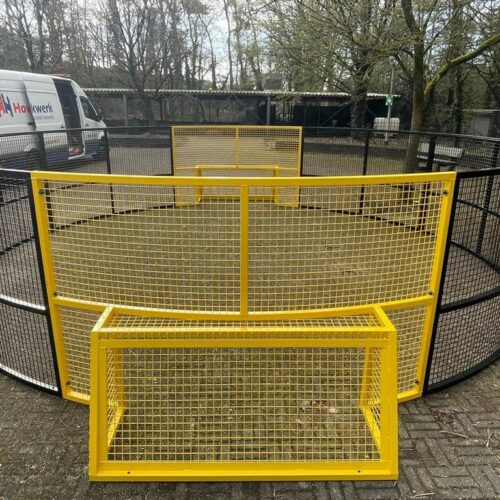 Pannakooi Match 95 Ronde pannakooi Match, nog een afbeelding van deze fraaie pannakooi in Genk. Doordat de panelen gelast zijn een zeer stille en degelijke court Naast de afgebeelde ronde uitvoering is deze pannakooi ook in een vierkante uitvoering leverbaar.