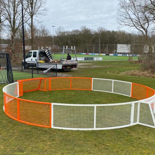 Pannakooi Match 96 Ronde pannakooi Match, ideaal voor een potje pannavoetbal, maart ook geschikt voor het officiële. Deze ronde pannakooi heeft namelijk het wedstrijdformaat. Deze staat bij vv Roden. Diameter 6 meter. Pannadoelen 1.5 x 0.75m.
