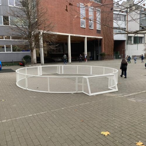 Pannakooi Match 155 Met een ronde of vierkante pannakooi creëert u een uitdagende speelplek voor panna-voetbal op elk niveau. Afgebeeld de ronde in het wit gecoat