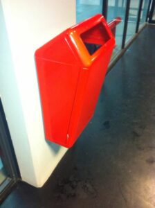 Ook geschuikt voor wandmontage. Voor extra gebruiksgemak en veiligheid biedt de Bima een driekantslot voor eindejaarsafsluiting, een stank- en dierwerende klep, en een inwerpopening met sigaretten-uitdrukplaatjes.