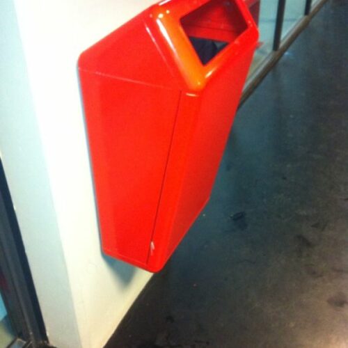 Buiten Afvalbak model Bima 46 Ook geschuikt voor wandmontage. Voor extra gebruiksgemak en veiligheid biedt de Bima een driekantslot voor eindejaarsafsluiting, een stank- en dierwerende klep, en een inwerpopening met sigaretten-uitdrukplaatjes.