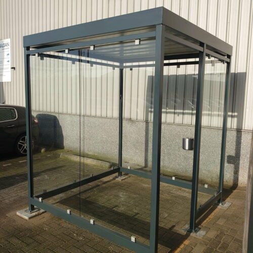 Rookoverkapping Myla Standaard 84 De 2x2m uitvoering van dit fraai rookhok voor bedrijf en industrie met voorzijde half gesloten uitgevoerd in ral 7016