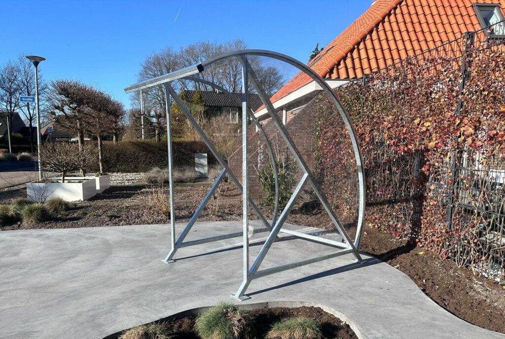BF1000 fietsoverkappingen en complete buiteninrichting geplaatst in Beverwijk 4 kleine rookoverkapping voor bedrijven