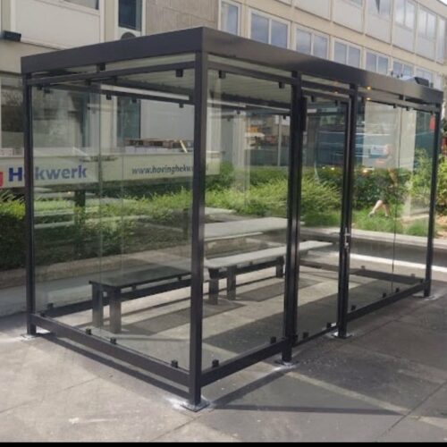 Rookoverkapping Myla 193 Moderne glazen rookruimte met zitplaatsen en een sedum dak