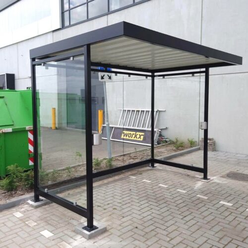 Rookabri model Palermo 60 De aan de staanders gemonteerde asbakken. Model Cubix 2.4L zelfdovend, worden het meest verkocht bij onze rookoverkappingen.