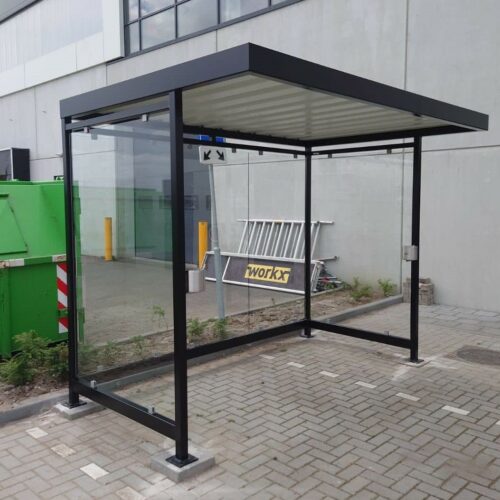 Asbak model Cubix 23 Rookabri Palermo XL (lengte 3 meter) met 2 x RSV uitvoering van asbak Cubix 2.4 Liter aan de staander gemonteerd