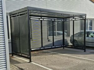 Rookoverkapping Hagen in een 4x2m uitvoering. Elegant en duurzaam. Bijna iedere afmeting en ral kleur leverbaar. Deze rookabri staat in Ede.