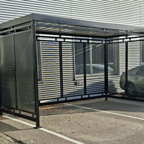 Rookoverkapping model Hagen 24 Rookoverkapping Hagen in een 4x2m uitvoering. Elegant en duurzaam. Bijna iedere afmeting en ral kleur leverbaar. Deze rookabri staat in Ede.