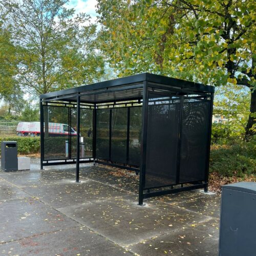 Rookoverkapping model Hagen 28 Afgeleverd en gemonteerd in Amersfoort. Onze rookabri model Hagen 5x2m met asbak Cubix zelfdovend rvs 2.4L. Ook met LED, een groen Sedumdak en zitbanken leverbaar.