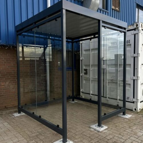 Rookoverkapping Myla Standaard 56 Moderne rookabri Myla 2x2mop fabrieksterrein gemonteerd op poeren voor 4 tot 5 rokers.