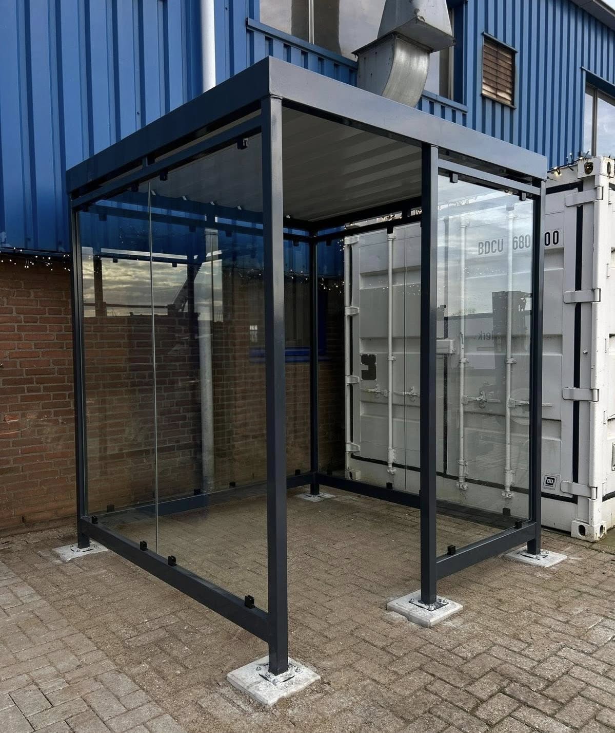 Rookoverkapping Myla Standaard 6 Moderne rookabri Myla 2x2mop fabrieksterrein gemonteerd op poeren voor 4 tot 5 rokers.