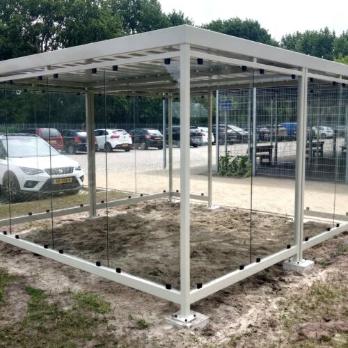 Rookoverkapping Myla 177 Moderne glazen rookruimte op parkeerplaats