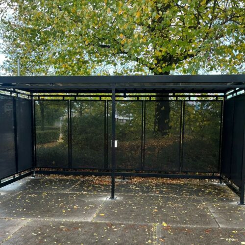 Rookoverkapping model Hagen 27 Afgeleverd en gemonteerd in Amersfoort. Volbad verzinkt voor het coaten. Deze rookabri is dus bestand tegen alle weersomstandigheden.