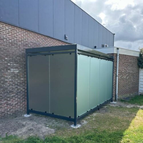 Rookoverkapping Myla 187 Moderne rookruimte naast een gebouw.
