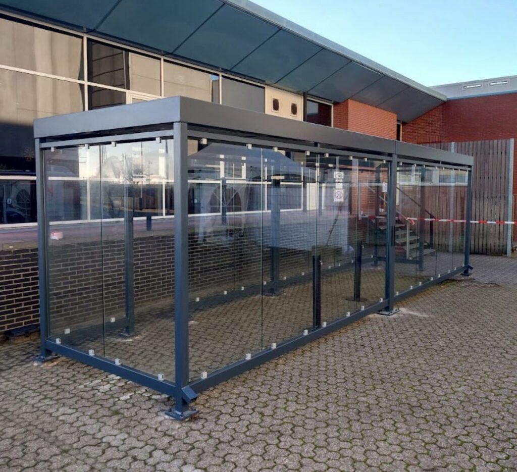 Rookbeleid België: regels voor rookzones, rookruimtes en rookoverkappingen 6 Grote rookruimte met glazen wanden
