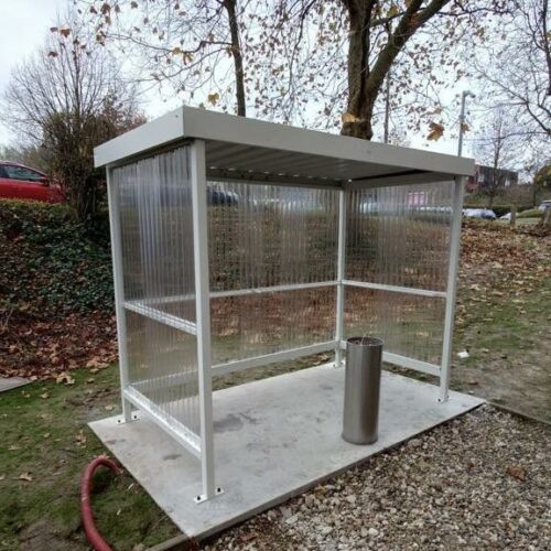 Rookhok - rookabri Perdok 41 Uw rokersabri c.q. rookhok wordt geleverd met voetplaten voorzien van gaten, waardoor montage op het maaiveld eenvoudig en stevig kan worden uitgevoerd.
