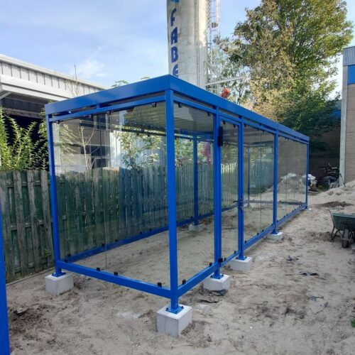 Rookoverkapping Myla 251 Rookoverkapping Model Myla in een 3x2m uitvoering. Volbad verzinkt en gepoedercoat in diepzwart ral 9005.