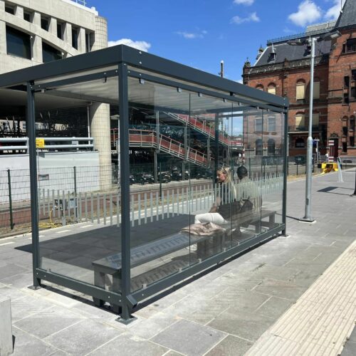 Rookabri model Palermo 58 Onze zitbanken in ral 7016 ideaal voor rookabri's en wachtruimtes. Van bushokje tot rookruimte – de veelzijdige Palermo abri kan voor talloze toepassingen worden ingezet.