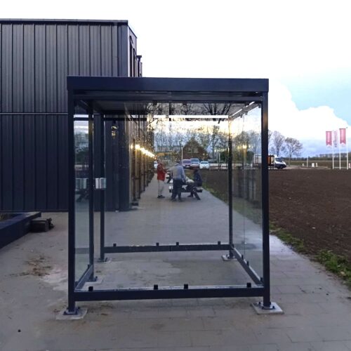 Rookoverkapping Myla Standaard 86 2 x 2 meter. Ideaal voor 4 tot 5 rokers. De duurzame rokersoverkapping Myla voldoet aan alle eisen voor buitengebruik en biedt bescherming met minimale onderhoudsbehoefte.