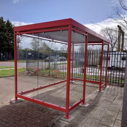 Rookoverkapping Myla 178 Rode rookoverkapping 4x2m met glazen wanden. Rood gecoat op parkeerterrein