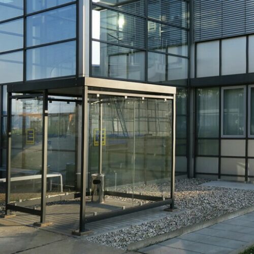 Rookoverkapping Myla Standaard 80 Rookoverkapping 2 x 2m bij modern bedrijfspand geleverd en gemonteerd