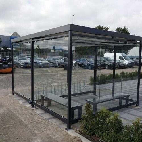 Rookoverkapping Myla 240 Rookruimte 3x2m met zitbanken gecombineerd met 3x2m fietsoverkapping en hoog laag fietsenrekken op tegelverharding
