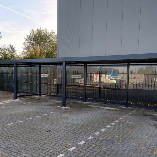 Rookoverkapping Myla 190 Fietsoverkapping naast een gebouw met rookruimte.