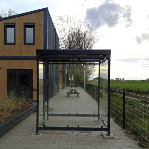 Rookoverkapping Myla Standaard 88 De rokersoverkapping Myla standaard is verkrijgbaar in verschillende uitvoeringen: open, half gesloten of met afsluitbare deur voor extra veiligheid. Deze staat in de provincie Zeeland