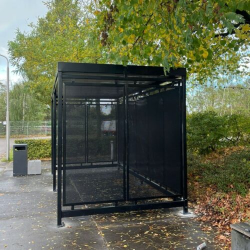 Rookoverkapping model Hagen 29 Rookoverkapping model Hagen, een nette en droge plek voor uw rokers en rokende bezoekers. Bijna iedere afmeting en ral kleur mogelijk.
