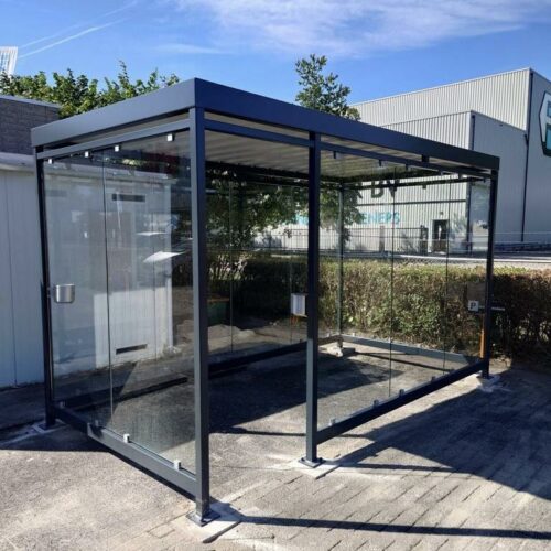 Rookoverkapping Myla 234 Rookoverkapping model Myla 4 x 4m staal en glas met 2 zelfdovende asbakken op bedrijfsterrein