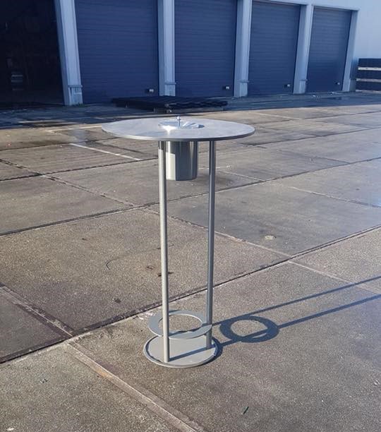 Statafel met model asbak Graphit 5 Deze sta- rooktafels zijn voorzien van een zelf-dovende asbak.