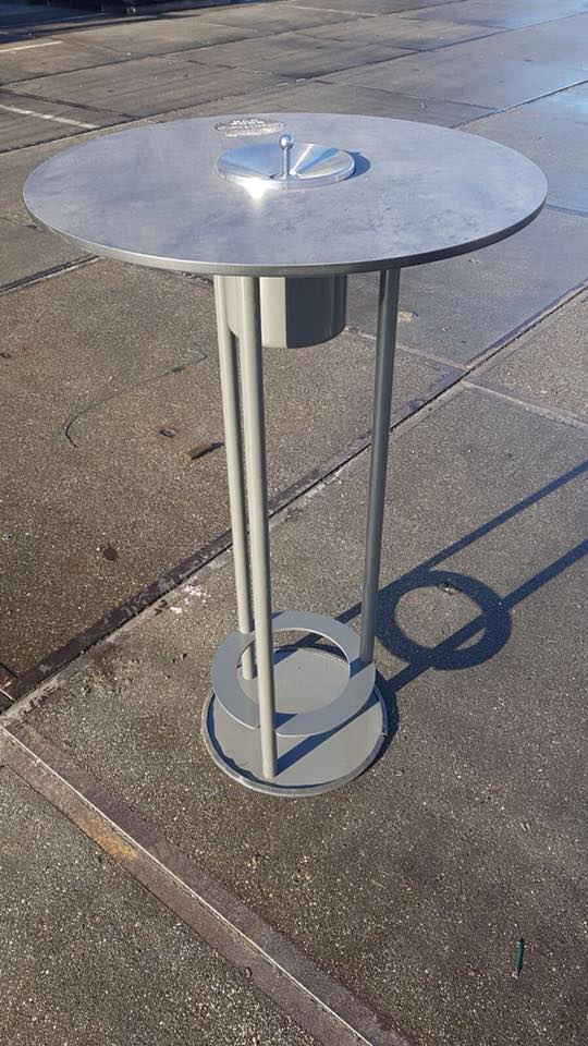 Statafel met model asbak Graphit 4 Onze sta-tafels met asbak model Graphite. Eenvoudig permanent op de ondergrond te bevestigen. Afgebeeld de standaard uitvoering.