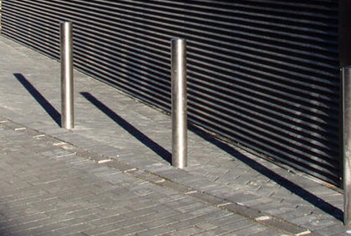 Parkeerpalen rvs204 29 RVS afzetpalen, parkeerpalen, ook een ideale bescherming tegen ramkraken en een verfraaiing van het stadsbeeld cq buitenbeeld.