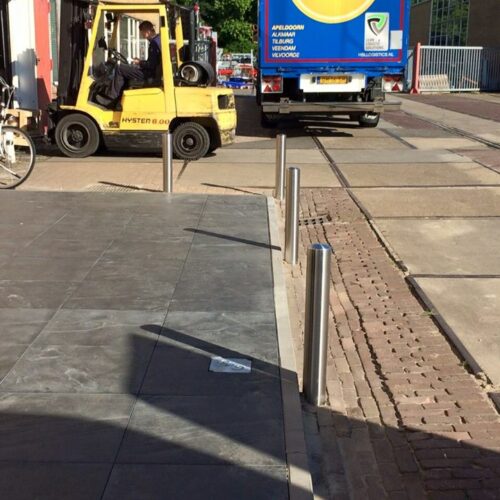 Parkeerpalen rvs204 38 Ook op bedrijfsterreinen zijn rvs afzetpalen een nette oplossing om bijvoorbeeld looppaden af te schermen.