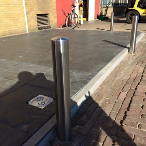 Parkeerpalen rvs204 32 RVS antiparkeerpalen.Afgebeeld de inbetonneerbare uitvoering. Rond 102mm.