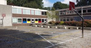 Onze rvs basketbalpalen Rothe Fixed op schoolplein in Monnickendam, ook hier zijn ze zeer enthousiast over de geleverde kwaliteit.