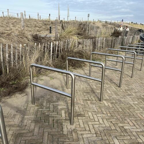 Fietsnietje 48 mm rond 40 RVS aanleunbeugels met tussenbuis. Ook wel rvs fietsnietjes genoemd. Bestand tegen de zwaarste weersomstandigheden.