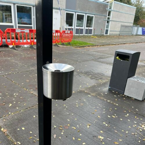 Rookoverkapping model Hagen 30 De asbak die we meestal meeleveren bij onze rookabri's. Model Cubix rvs zelfdovend 2.4L Aan een staander gemonteerd.