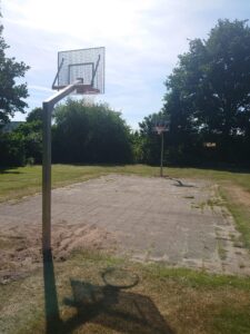 Deze basketbalpaal voor buiten is speciaal ontworpen voor intensief gebruik en is bestand tegen weer en vandalisme