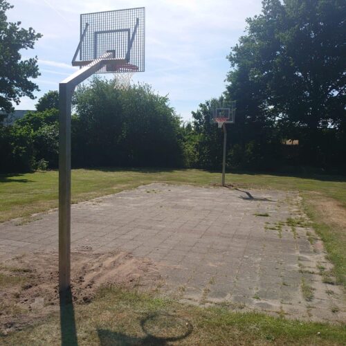 Basketbalpaal Rothe Fixed 60 Deze basketbalpaal voor buiten is speciaal ontworpen voor intensief gebruik en is bestand tegen weer en vandalisme